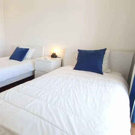 Lovelystay - Modern 3bedroom Duplex W/pool 앨칸타릴하