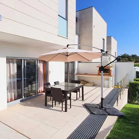 Lovelystay - Modern 3bedroom Duplex W/pool 펜션 앨칸타릴하